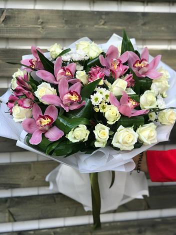 Букет цветов из: Розы и Хризантемы в Чиколе