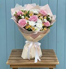 Букет цветов из:  Гвоздики, Орхидеи и Розы в Чиколе