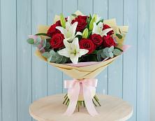 Букет цветов из:  Лилии и Розы в Чиколе