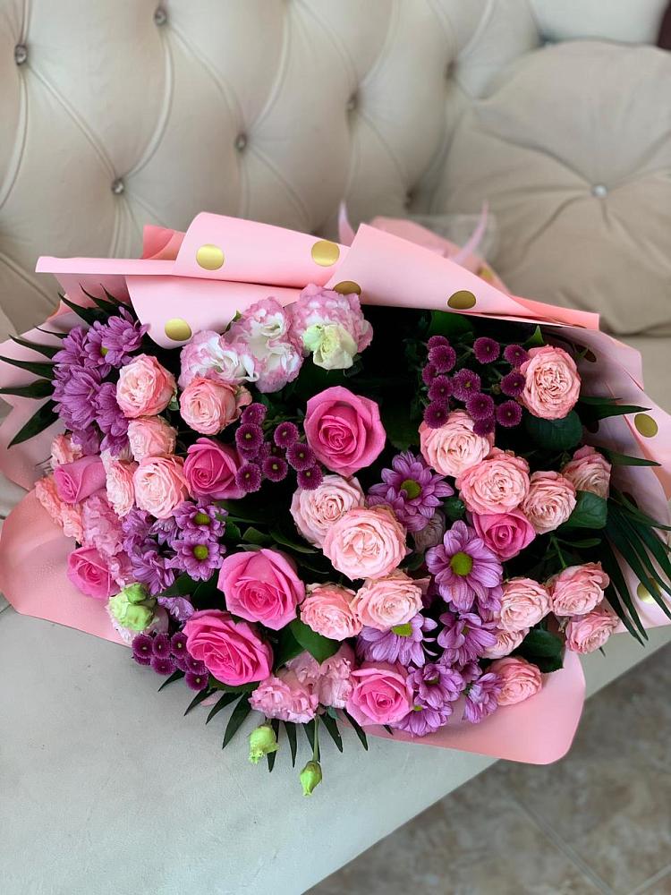 Букет цветов из: Хризантемы, Розы и Лизиантусы в Чиколе