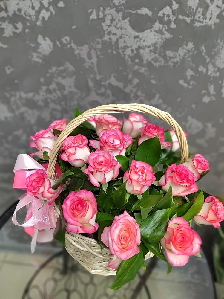 Цветочная композиция из Розы в корзине в Чиколе