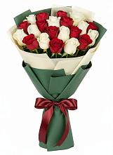 Букет Микс из красных и белых роз в Чиколе
