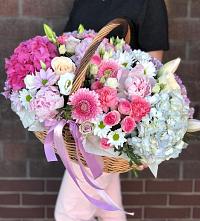 Цветочная композиция из Розы, Хризантемы, Пионы и Лизиантусы в корзине в Чиколе