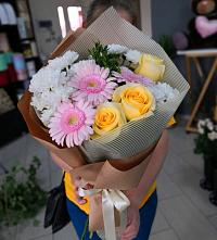 Букет цветов из:  Герберы, Розы и Хризантемы в Чиколе