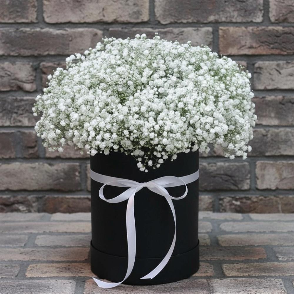 Цветочная композиция из Гипсофила в шляпной коробке в Чиколе