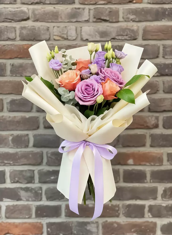 Букет цветов из: Лизиантусы и Розы в Чиколе