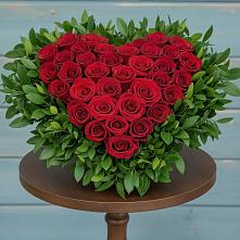 Цветочная композиция из Розы в виде сердца в Чиколе