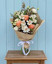 Букет цветов из:  Альстромерии, Лизиантусы, Розы и Хризантемы в Чиколе