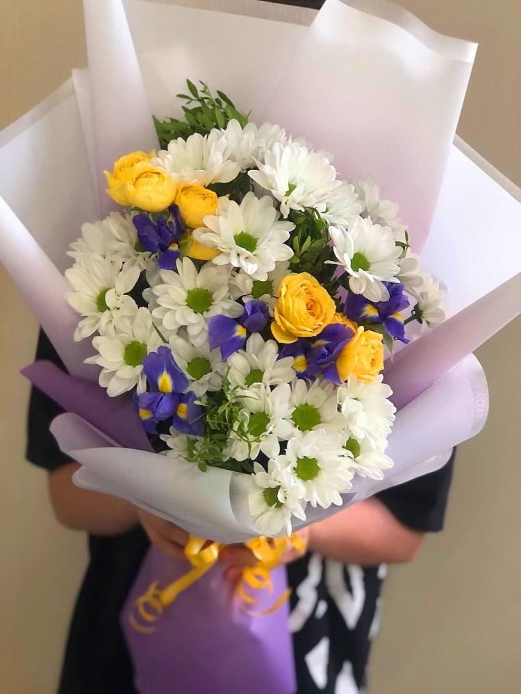 Букет цветов из: Ирисы, Хризантемы и Розы в Чиколе