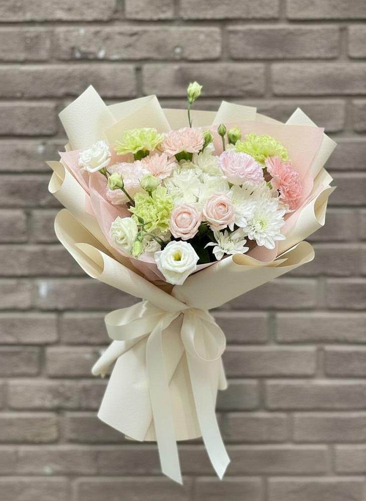 Букет цветов из: Гвоздики, Розы, Лизиантусы и Хризантемы в Чиколе