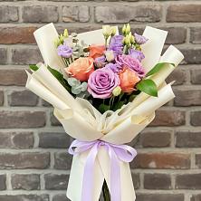 Букет цветов из:  Лизиантусы и Розы в Чиколе