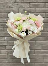 Букет цветов из:  Гвоздики, Розы, Лизиантусы и Хризантемы в Чиколе