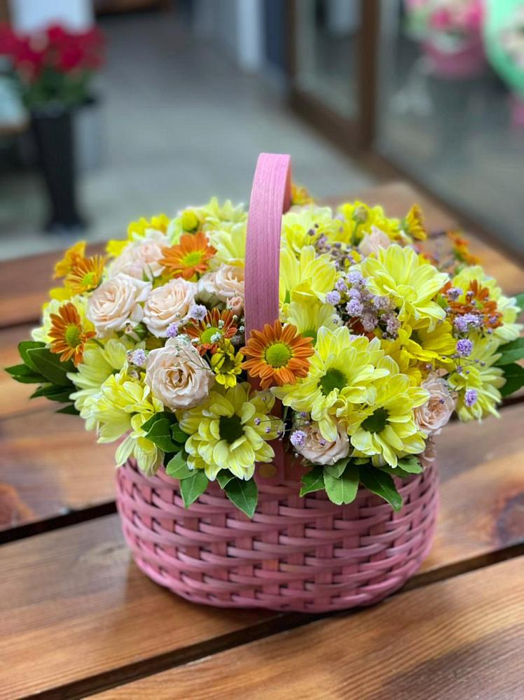 Цветочная композиция из Хризантемы и Розы в корзине в Чиколе