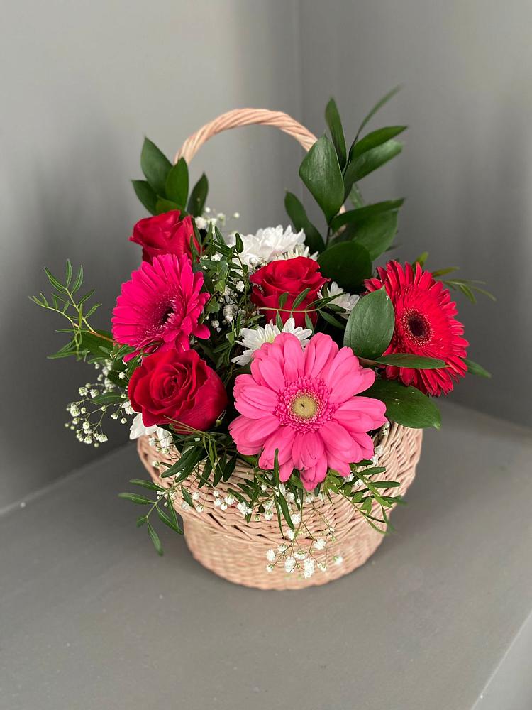 Цветочная композиция из Розы, Хризантемы и Герберы в корзине в Чиколе