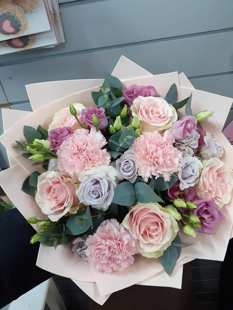 Букет цветов из: Розы, Гвоздики и Лизиантусы в Чиколе