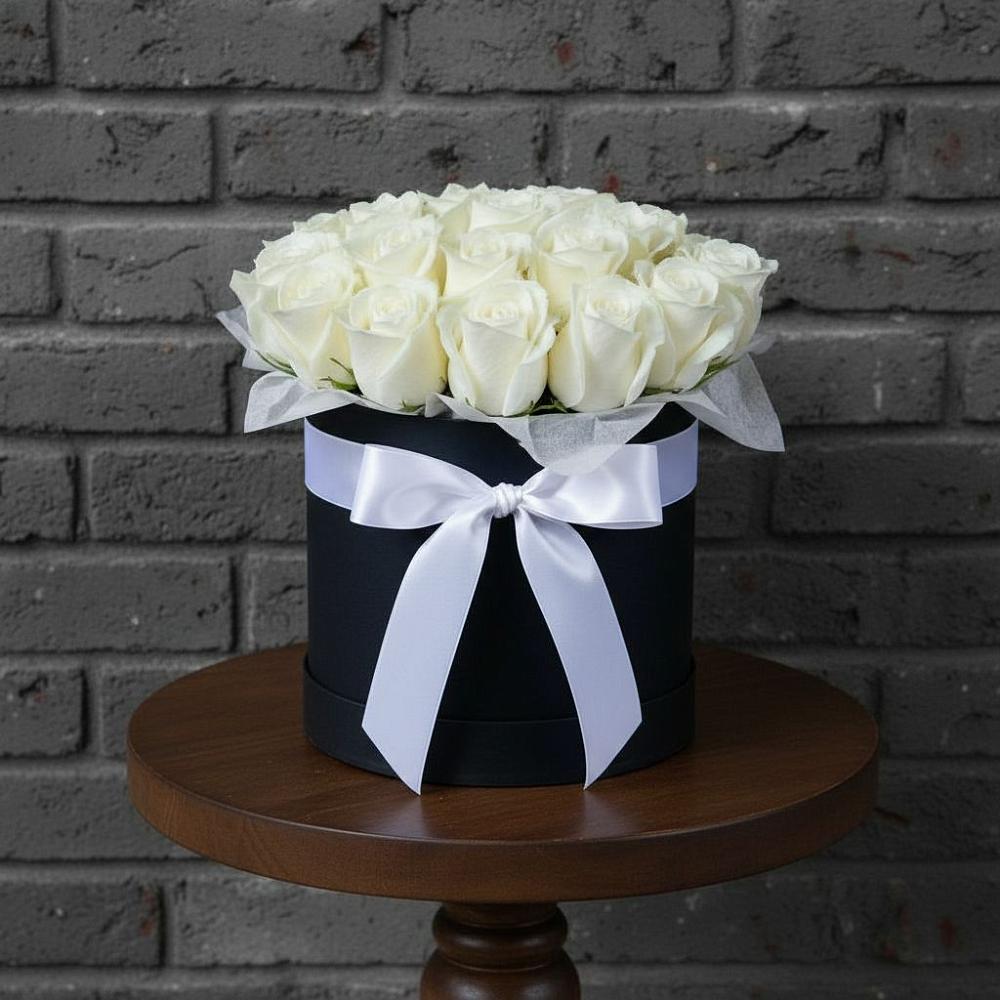 Цветочная композиция из Розы в шляпной коробке в Чиколе