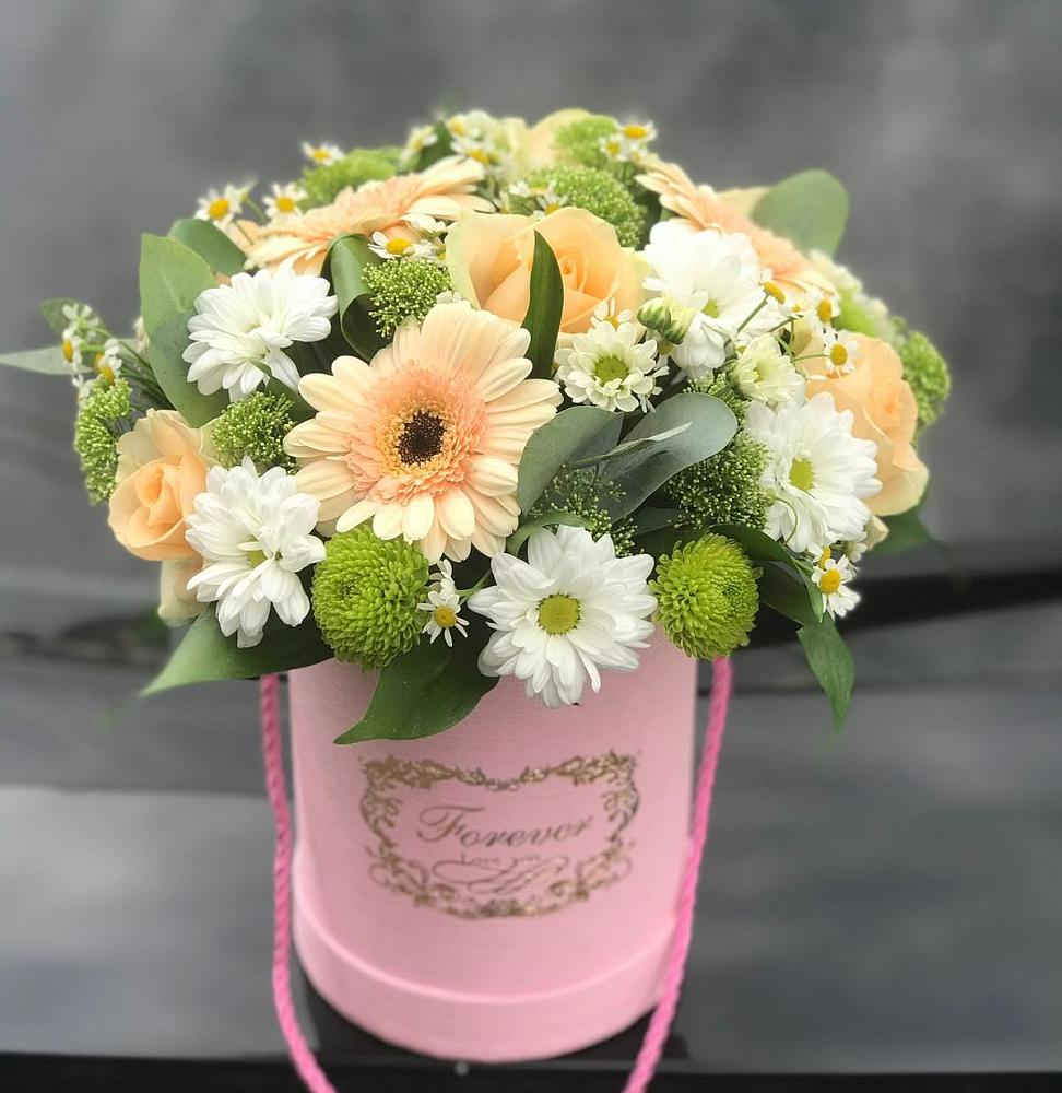 Цветочная композиция из Розы, Герберы и Хризантемы в шляпной коробке в Чиколе