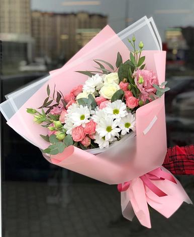 Букет цветов из: Розы, Лизиантусы и Хризантемы в Чиколе