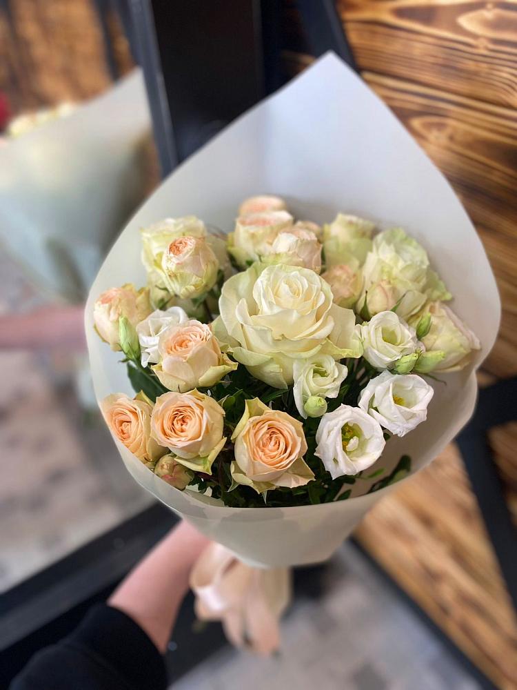 Букет цветов из: Розы и Лизиантусы в Чиколе